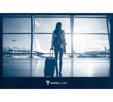 Frau mit Koffer am Flughafen 
