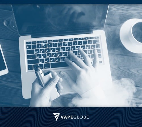 E-Zigarette beim Schreiben am Laptop